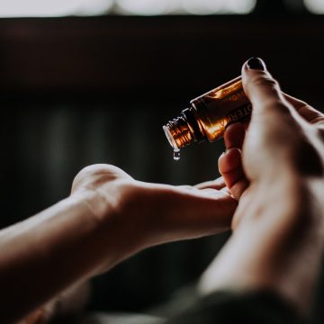 Dobre samopoczucie dzięki zapachom – poznaj korzyści płynące z aromaterapii