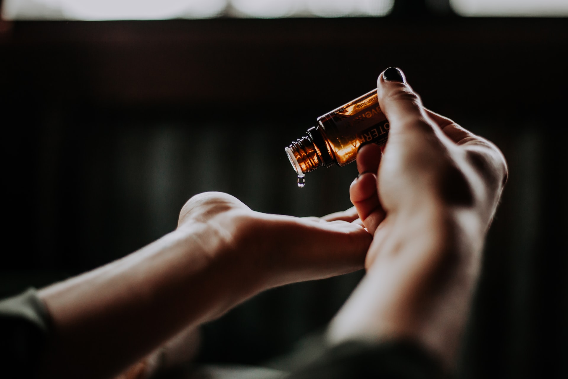 Dobre samopoczucie dzięki zapachom – poznaj korzyści płynące z aromaterapii