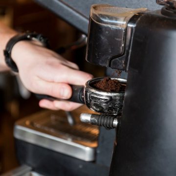 Jak prawidłowo dbać o ekspres do kawy Saeco – praktyczne porady