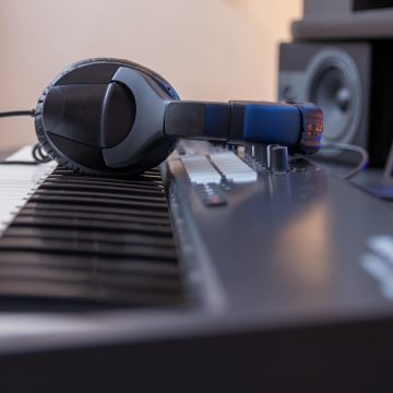 Jak wybrać idealny system audio dla domowego kina – przegląd technologii i porady ekspertów