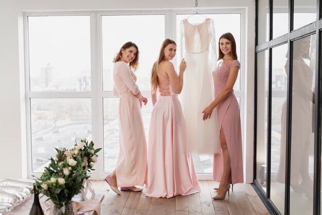 Jak wybrać idealną sukienkę na wesele: Przewodnik po stylach i trendach