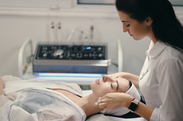 Jakie nowoczesne technologie zmieniają oblicze dermatologii estetycznej?