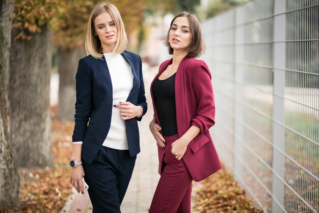 Jak stylizować bluzki na różne okazje, aby zawsze wyglądać elegancko i czuć się komfortowo?