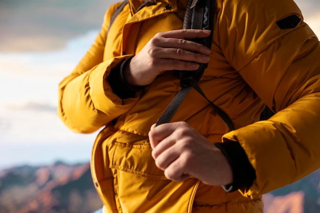 Jak wybrać idealną kurtkę na górskie wędrówki?